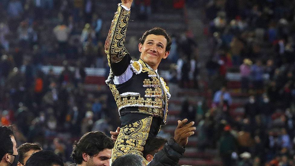 Miguel Aguilar en su salida a hombros este sábado en la Monumental de México