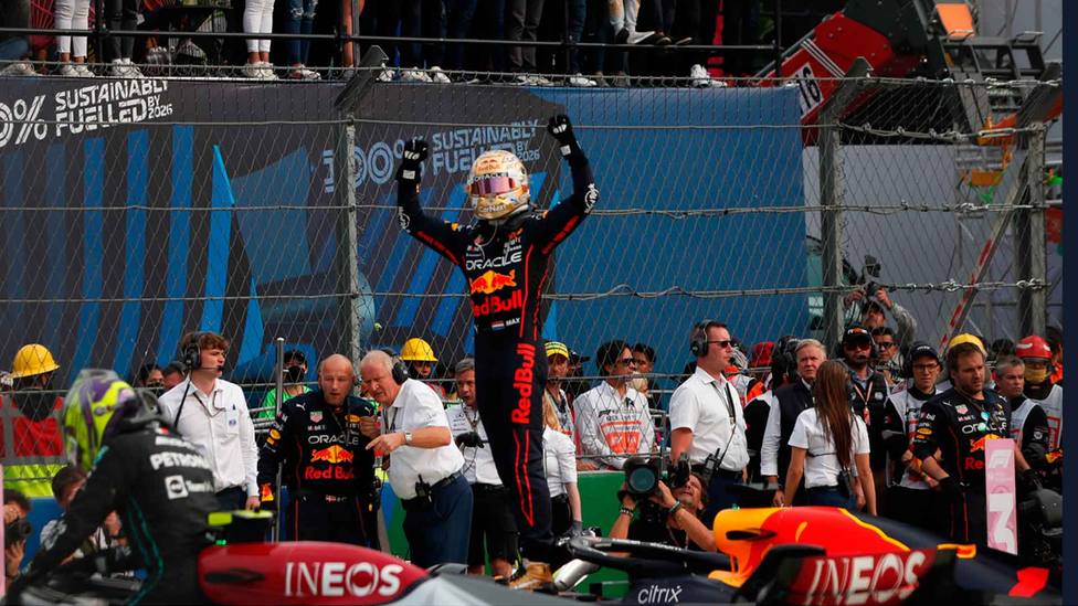 Verstappen celebra encima de su monoplaza el triunfo en el Gran Premio de México. EFE