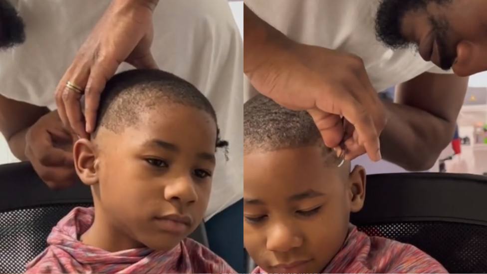 El joven mientras le cortan el pelo