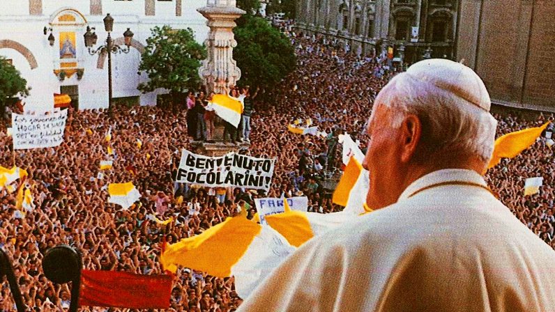 El Papa Juan Pablo II clausura en Sevilla el el XLV Congreso Eucarístico Internacional