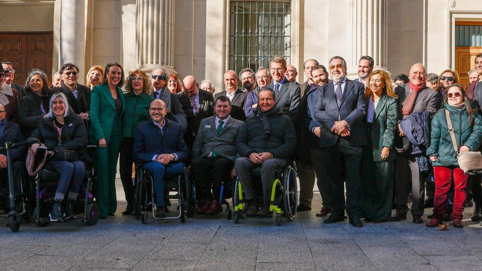 Personas discapacitadas a la salida del Congreso