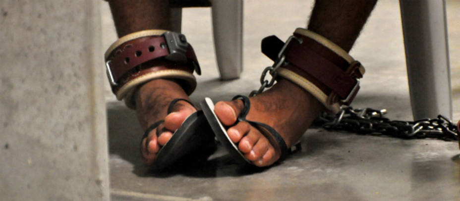 Los pies de un preso de Guantánamo. REUTERS