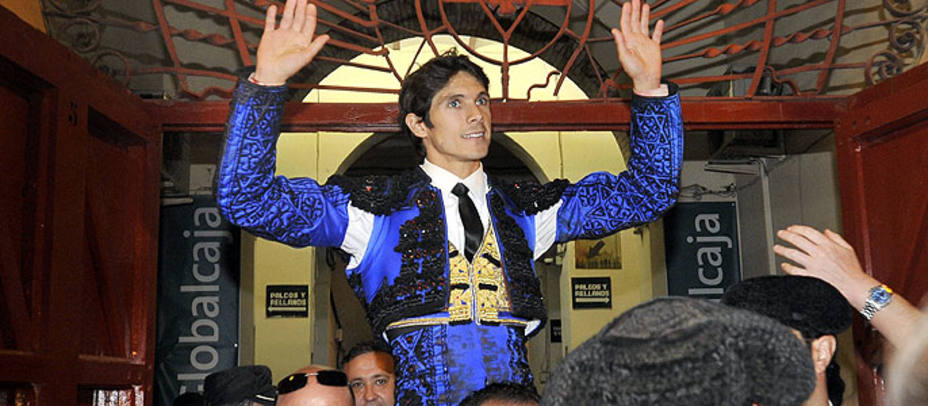 Sebastián Castella en su salida a hombros este sábado de la plaza de toros de Albacete. EFE