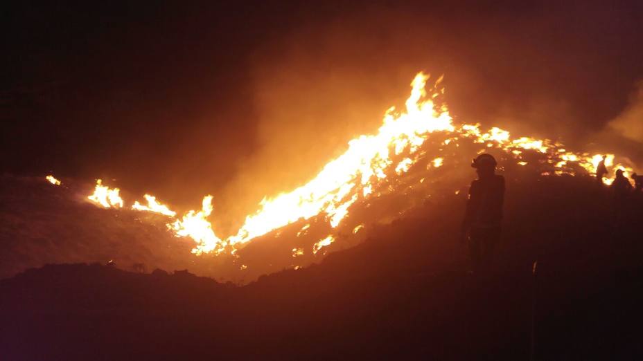 Los Bomberos de Guadix sofocan dos incendios en un paraje de esparto y pinos de Graena y en un solar en Cerros de Medina de Guadix