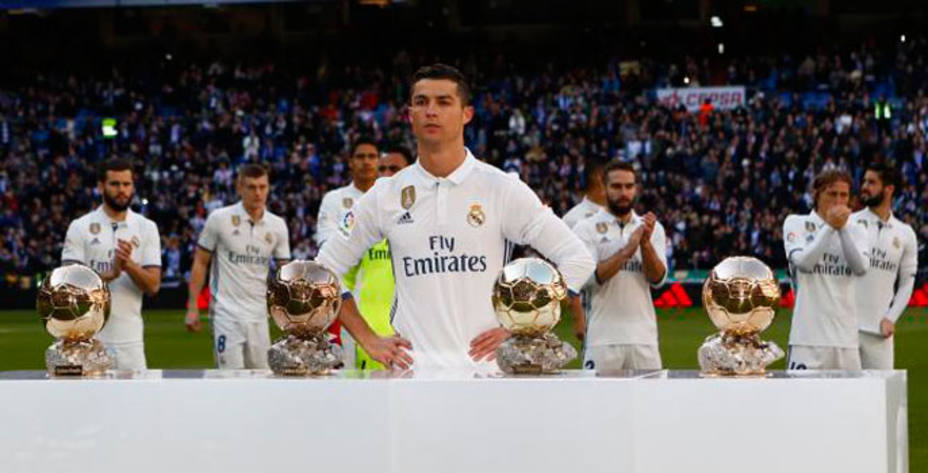 Cristiano posa junto a sus cuatro trofeos en el césped del Bernabéu. @LaLiga.