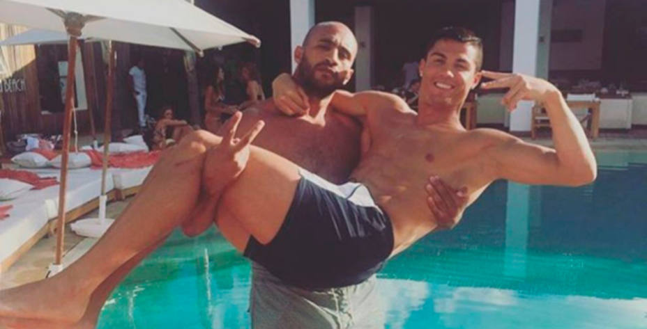 Imagen del luchador junto a Cristiano Ronaldo (FOTO - Instagram (@badrhariofficial))