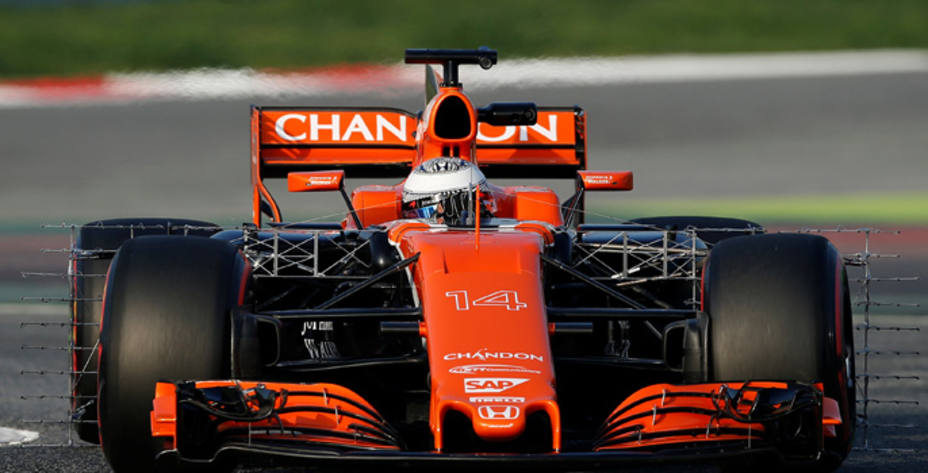 Fernando Alonso, con el nuevo McLaren de la temporada (Reuters)
