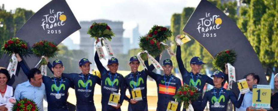 El equipo Movistar, encima del podium de París (foto: http://www.letour.com/)