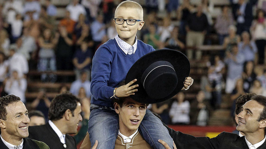 El pequeño Adrián saliendo a hombros de la plaza de Valencia tras el festival por el que tanto luchó