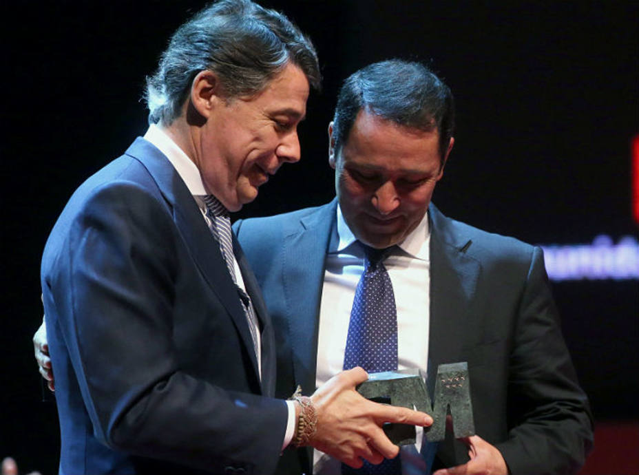César Rincón ha recogido el premio de manos del presidente madrileño Ignacio González. EFE