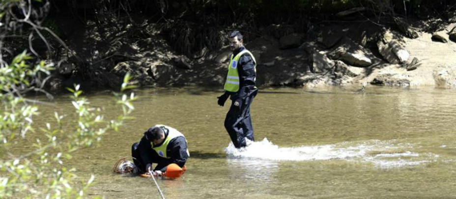 La policía busca en el río el arma con el que dispararon a Isabel Carrasco. EFE