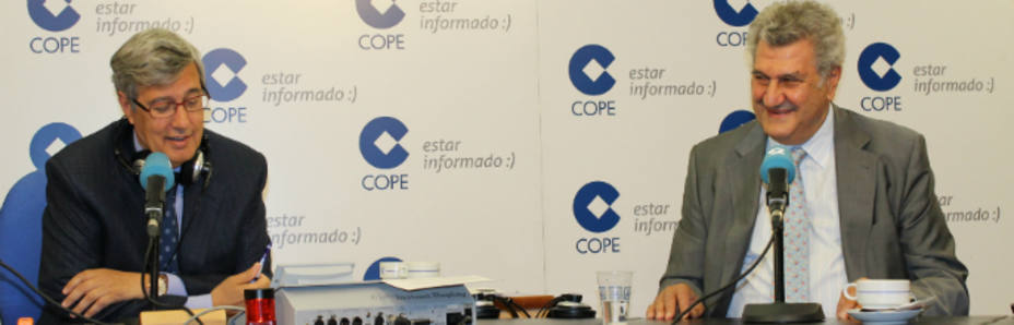 Ernesto Sáenz de Buruaga y Jesús Posada en los estudios centrales de COPE