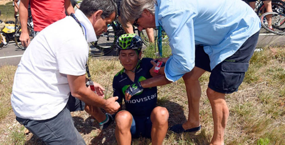 Nairo Quintana se duele en el suelo tras su caída en la 11ª etapa. Foto: Team Movistar.