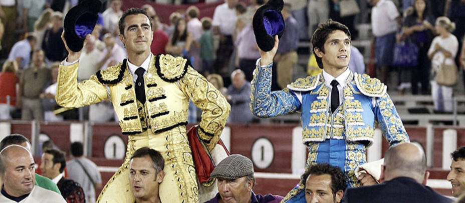 El Fandi y Sebastián Castella en su salida a hombros este viernes en Albacete. PRENSA S.C.