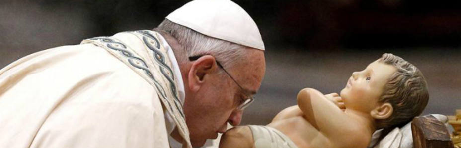El pontífice besa una imagen del Niño Jesús durante la oración de las primeras vísperas el 31 de diciembre (EFE)