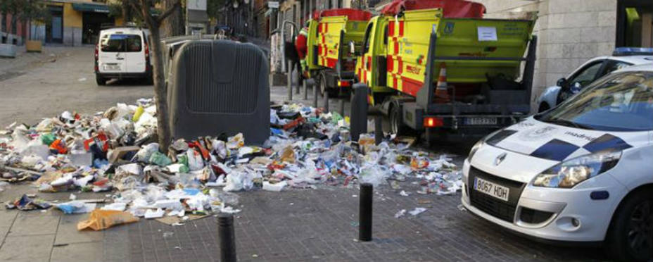 Esta imagen, la basura por todas partes se repite por todas las calles de Madrid. EFE