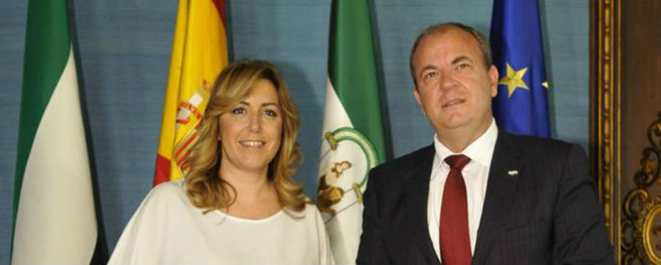 La Presidenta de Andalucía junto con el Presidente extremeño con el que se ha reunido esta tarde. EFE