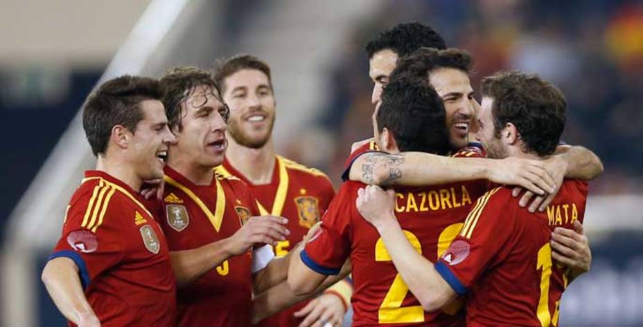 La selección celebra el gol de Cesc (Reuters)