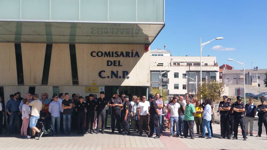 Medio centenar de ciudadanos se concentran a las puertas de la comisaría del CNP en Albacete