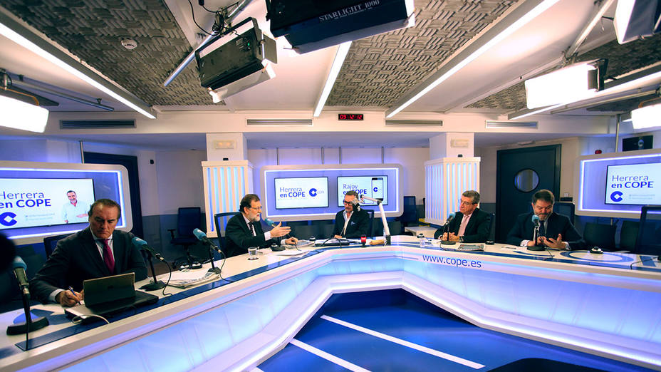 Antonio Jiménez, Mariano Rajoy, Carlos Herrera, Antonio San José y Bieito Rubido durante la entrevista en el estudio Antonio Herrero