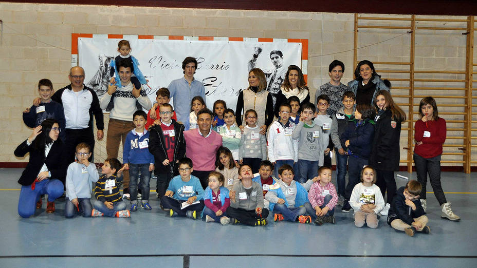 Los niños de Sepúlveda junto a los diestros participantes en el polideportivo ‘Félix Arranz’
