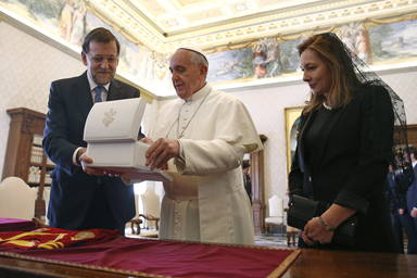 El presidente del Gobierno, Mariano Rajoy, acompañado por su esposa, Elvira Fernández, con el Papa Francisco. EFE