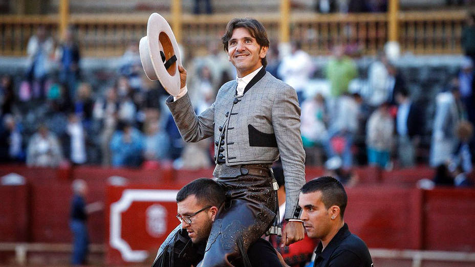 Diego Ventura en su salida a hombros este sábado en Aranjuez