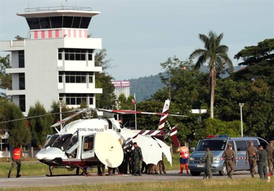 Soldados y policías tailandeses evacúan en helicóptero a uno de los niños rescatados en una base aérea en la provincia de Chiang Rai