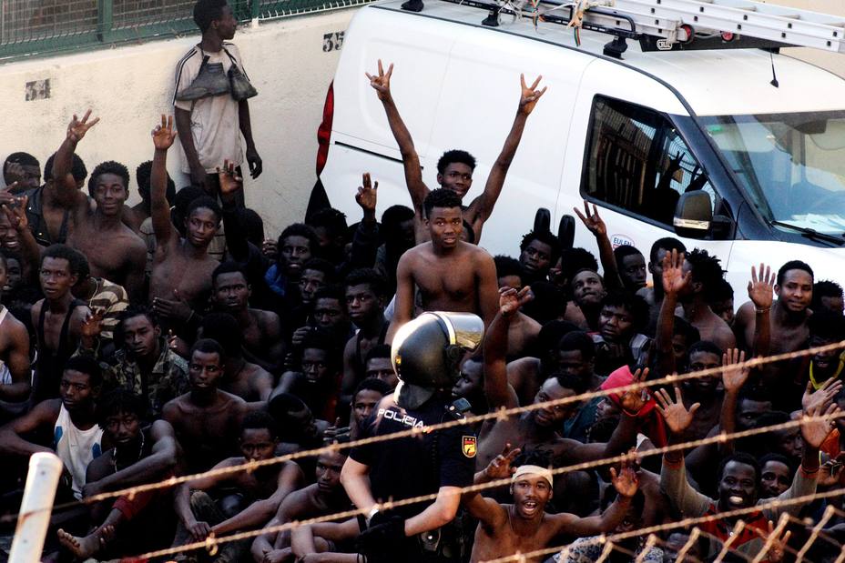 Guardias civiles se querellan contra los 116 inmigrantes que saltaron la vaya de Ceuta