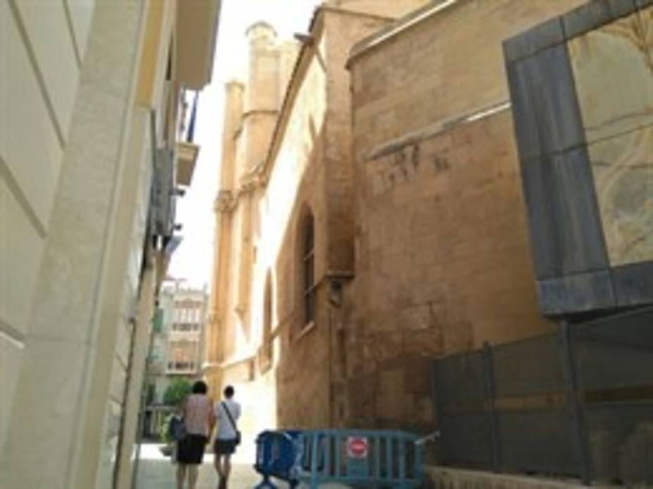 Huermur denuncia el desprendimiento de cascotes de una fachada de la Catedral de Murcia