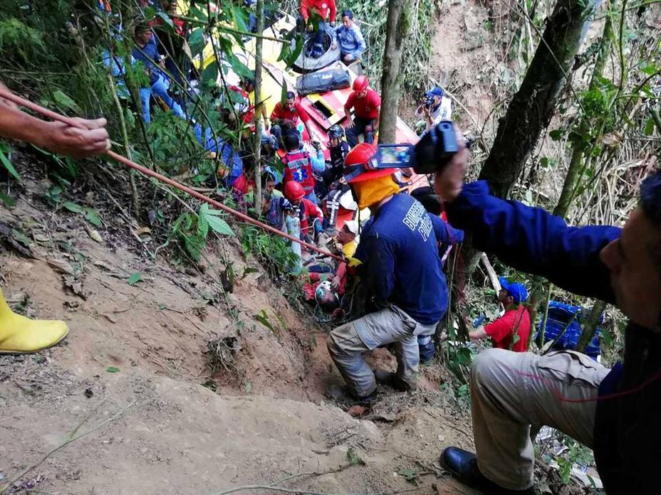 Al menos 12 muertos y 27 heridos en un accidente de autobús en Ecuador