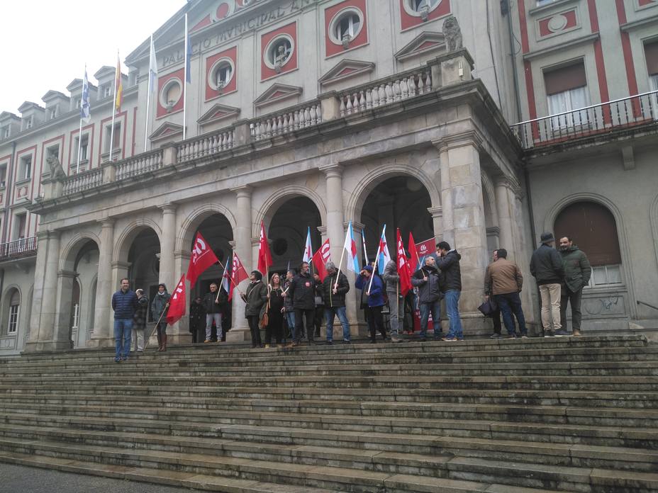 Concentración de la CIG a las puertas del Ayuntamiento de Ferrol