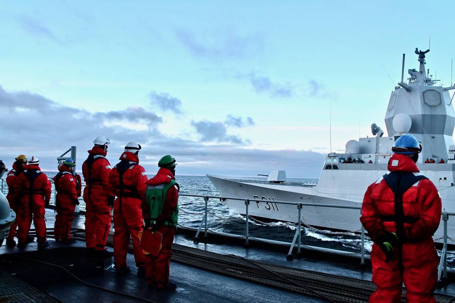 El buque de la Armada participando en las maniobras de la OTAN