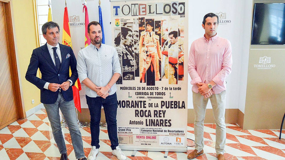 Jorge Buendía, el concejal Raúl Zatón y el diestro Antonio Linares en la presentación del cartel de Tomelloso
