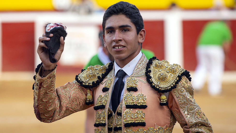 El novillero mexicano Héctor Gutiérrez con la oreja cortada este miércoles en Calasparra