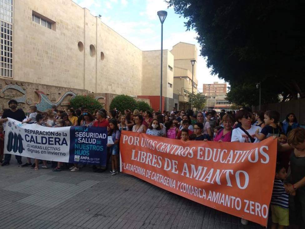 200 padres de alumnos exigen retirar el amianto en dos colegios de Cartagena