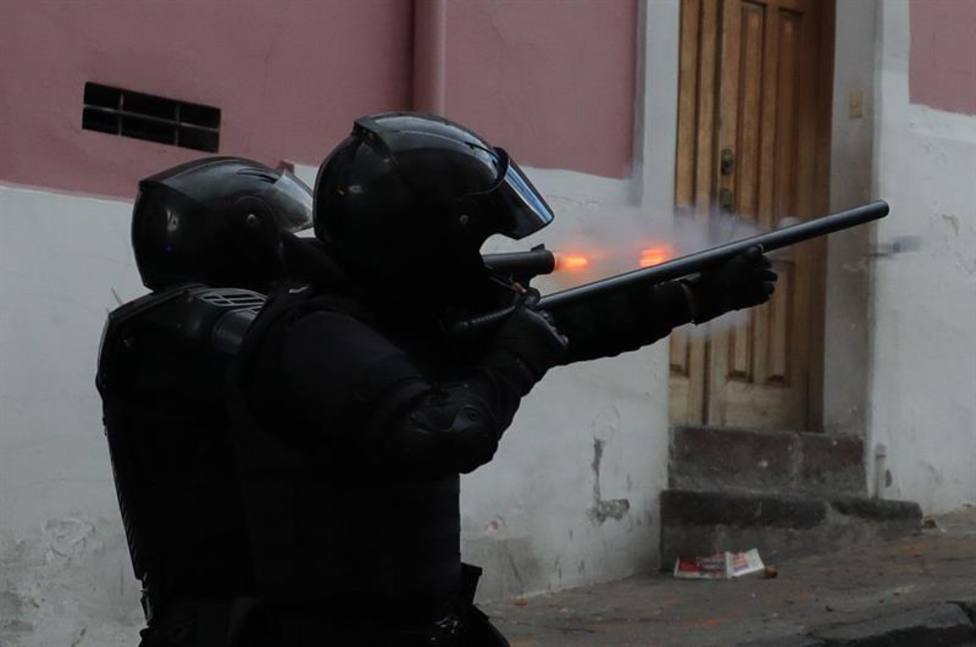 El caos se apodera de Ecuador con enfrentamientos entre militares y policías, y otras claves del día