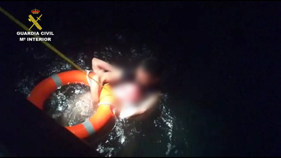 La Guardia Civil rescata a un hombre que se ahogaba en puerto de Barcelona