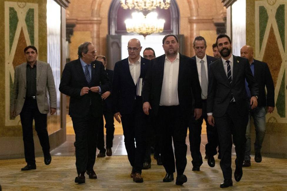 El presidente de la Generalitat, Quim Torra, y el presidente del Parlament, Roger Torrent, acompañan al exvice