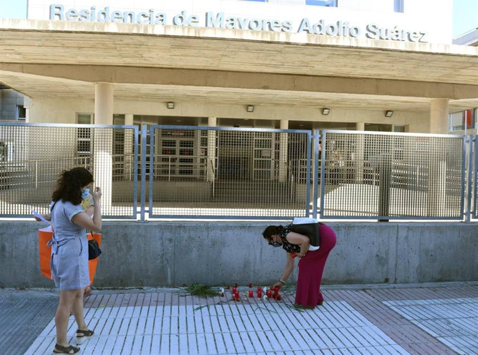 Familiares de residentes fallecidos en la residencia Adolfo Suárez de Madrid les rinden un homenaje