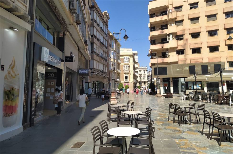 La calle Puerta de Murcia será la prueba piloto para colocar los toldos de sombra