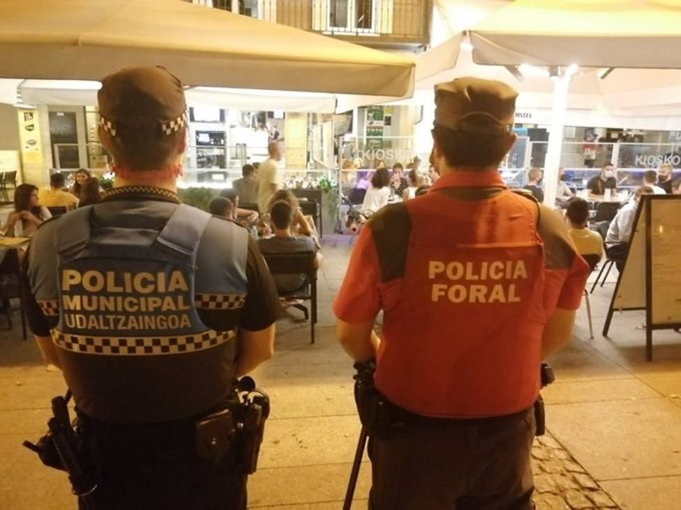 Agentes de la PolicÃ­a Municipal de Pamplona y de la PolicÃ­a Foral controlan el cumplimiento de la norma sanitaria en Pamplona.