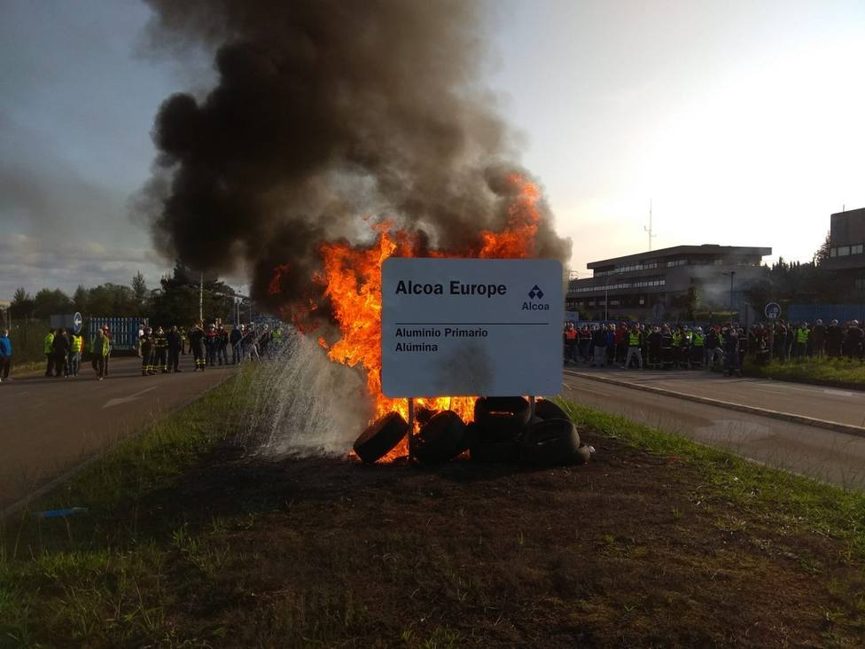 Trabajadores de Alcoa bloquean salida de aluminio a la espera de reunión con Xunta y Gobierno