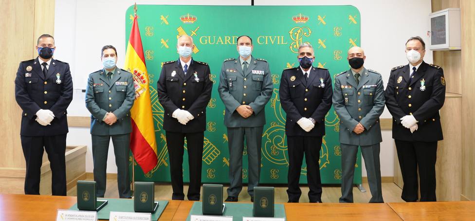 Foto de familia de las condecoraciones otorgadas por la Guardia Civil