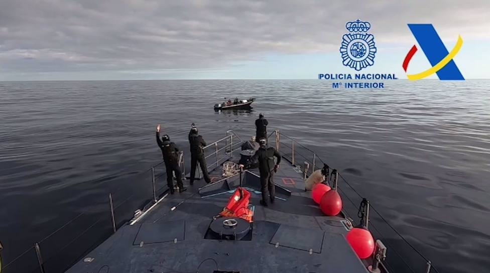 Sucesos.- Detenidos 5 tripulantes de una narcolancha cargada con 2.000 kilos de hachÃ­s a 80 millas de Cartagena