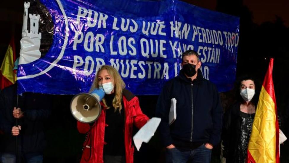 Un grupo de manifestantes protestan contra Sánchez frente a la Moncloa