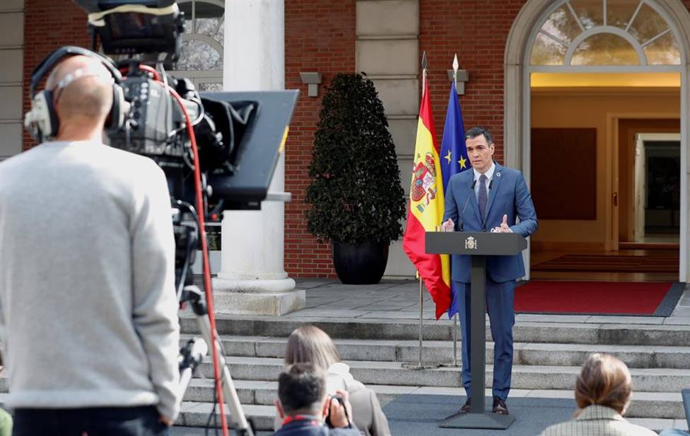 El presidente del Gobierno, Pedro Sánchez comparececiendo ante la prensa el pasado viernes en los jardines