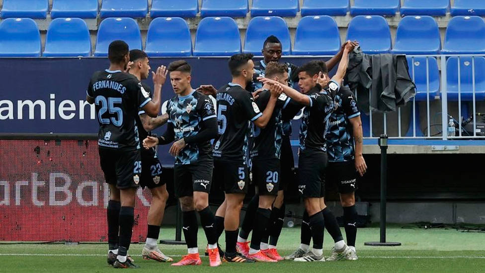 La UD Almería celebra la victoria por 0-3 en La Rosaleda (FOTO: LaLiga)