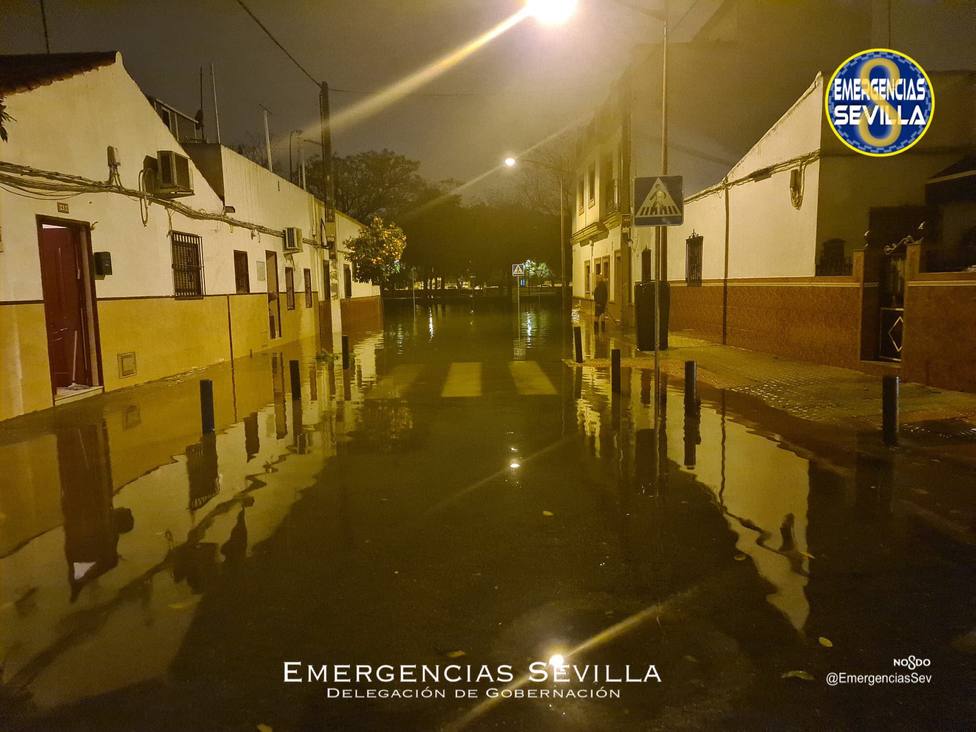 Las consecuencias de las intensas lluvias en Sevilla: inundaciones en pasos subterráneos, viviendas y garajes