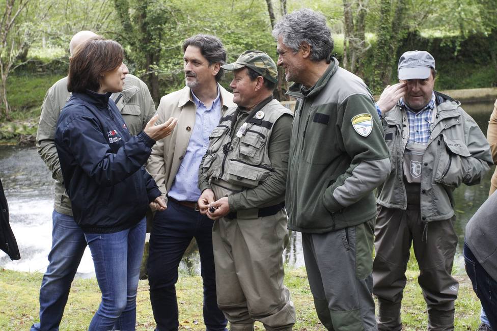 La conselleira en funciones de Medio Ambiente Ángeles Vázquez en el río Sor. FOTO: Xunta